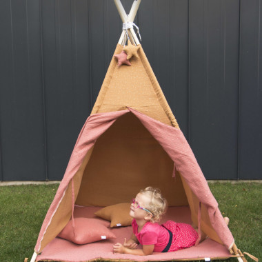 Karmelowo-różowy namiot dla dziecka tipi wigwam z zawieszk