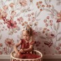 Tapeta w duże kwiaty na ścianie w pokoju dziewczynki