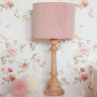 Różowa lampka na stolik o pokoju dziecka wykonana z aksamitu na drewnianej podstawie