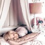 Oryginalna lampa stojąca VELVET PINK to pomysł na dodatkowe oświetlenie do dziecięcego pokoju.