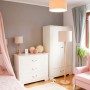 Oryginalna lampa podłogowa VELVET to pomysł na dodatkowe oświetlenie do dziecięcego pokoju.