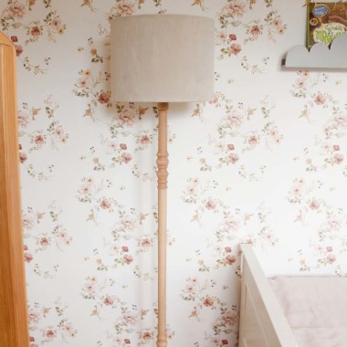 Oryginalna lampa podłogowa VELVET to pomysł na dodatkowe oświetlenie do dziecięcego pokoju.