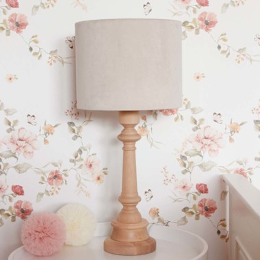 Oryginalna lampa stojąca VELVET CREAM to pomysł na dodatkowe oświetlenie do dziecięcego pokoju.