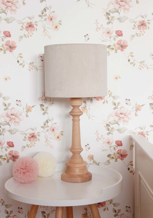 Oryginalna lampa stojąca VELVET CREAM to pomysł na dodatkowe oświetlenie do dziecięcego pokoju.
