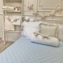 Niebieska pikowaną narzuta na łóżko