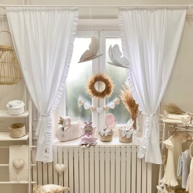 Biała zasłona bawełniana na okno do  pokoju dziecka z falbankami