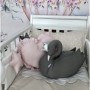 Piękna poduszka w kształcie łabędzia to doskonała ozdoba pokoju dziecka.