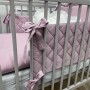 Delikatny ochraniacz do łóżeczka w pięknym szarolawendowym kolorze wykonany jest ze 100% pikowanej bawełny.