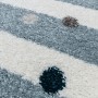 Biało - niebieski dywan w paski i kolorowe kropki.