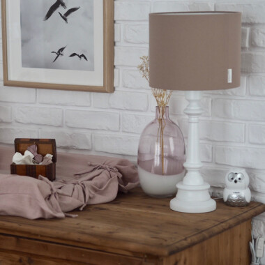 Lampka na stolik z aksamitnym abażurem i elegancką białą tłoczoną podstawą