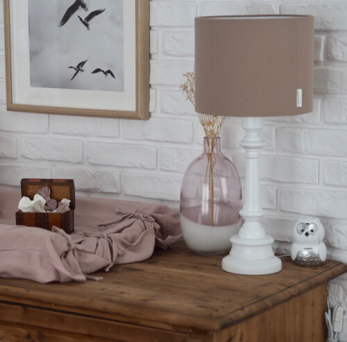 Lampka na stolik z aksamitnym abażurem i elegancką białą tłoczoną podstawą