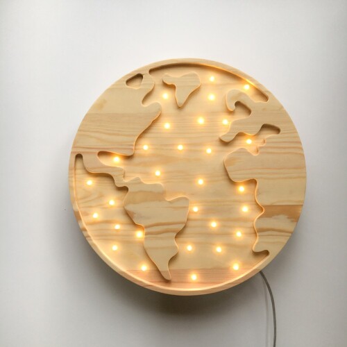 Niezwykła drewniana lampka w kształcie Kuli Ziemskiej to pomysł na dodatkowe oświetlenie do pokoju dziecięcego.