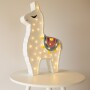 Niezwykła drewniana lampka w kształcie Lamy to pomysł na dodatkowe oświetlenie do pokoju dziecięcego.