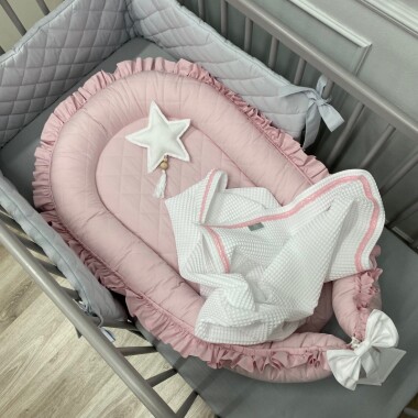 pikowany-kokon-z--falbanka-pudrowy-roz- gniazdko do spania dla niemowląt/ noworodków