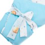 Dwustronny rożek niemowlęcy wykonany jest ręcznie z bawełny premium oraz miękkiego i miłego w dotyku materiału velvetu gładkiego.`Błękitny
