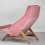 Różowy  duży wygodny fotel drewniany
