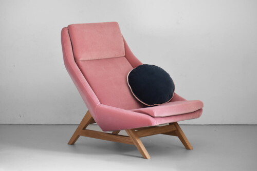 Różowy  duży wygodny fotel drewniany