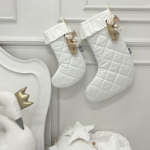 Pikowaną skarpeta świąteczna w różnych kolorach