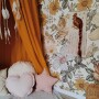Rumianki, róże, hibiskusy, malwy, gałązki-tapeta na ścianę do pokoju dziecka.