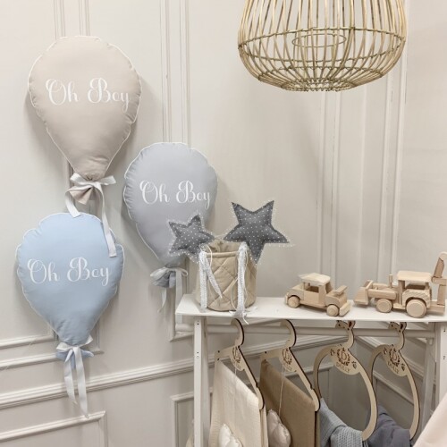Ozdobne balony na ścianę z pierwszą literką imienia lub krótkim napisem- bawełniane, personalizowane ozdoby do pokoju dziecka-pomysł na prezent dla dziecka