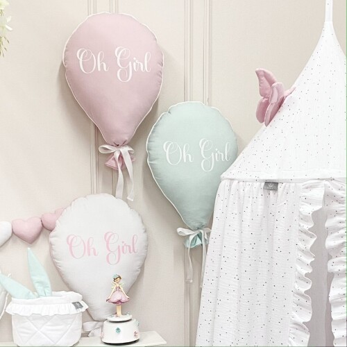 Ozdobne balony na ścianę z pierwszą literką imienia lub krótkim napisem- bawełniane, personalizowane ozdoby do pokoju dziecka-pomysł na prezent dla dziecka- róż, miętą i biały