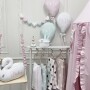 Ozdobne balony na ścianę z pierwszą literką imienia lub krótkim napisem- bawełniane, personalizowane ozdoby do pokoju dziecka-pomysł na prezent dla dziecka- róż, miętą i biały