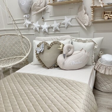 Aksamitna velvetowa beżowa narzuta na łóżko pikowana