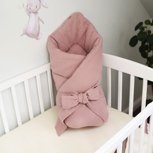 Rożek z muślinu dla noworodka DUSTY PINK