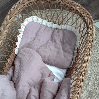 Pierwsza pościel dla niemowlaka z muślinu z koronką DUSTY PINK
