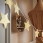 Beżowa tapeta w pionowe paski w odcieniach beżu