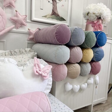 Aksamitna przyjemna w dotyku poduszka w kształcie wałka w różnych kolorach- szara, różowa, niebieska, fioletowa, miodową