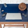 Granatowe drewniane biurko do domowego biura