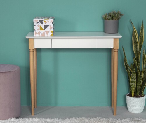 Nowoczesne biurko MAMO z drewnianymi nogami to pełna minimalistycznego wdzięku propozycja, w której kolor spotyka się z ponadczasową formą.