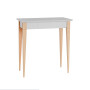 Nowoczesne biurko MIMO z drewnianymi nogami to pełna minimalistycznego wdzięku propozycja, w której kolor spotyka się z ponadczasową formą.