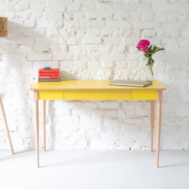 Minimalistyczne, funkcjonalne biurko z dyskretną szufladą idealnie pasuje do domowego biura żółte