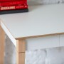 Minimalistyczne, funkcjonalne biurko z dyskretną szufladą idealnie pasuje do domowego biura