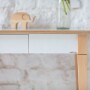 Minimalistyczne, funkcjonalne biurko z dyskretną szufladą idealnie pasuje do domowego biura
