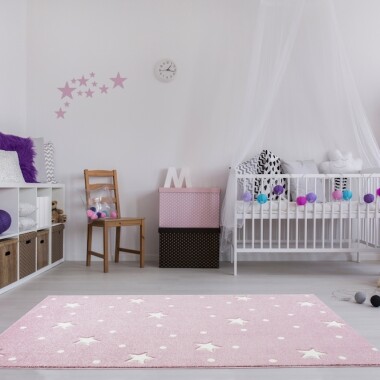 Przepiękny różowy dywan dziecięcy w białe gwiazdki i kropki nada niepowtarzalnego charakteru każdemu pokoikowi dziecięcemu.