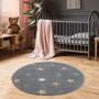 Okrągły szary dywan w gwiazdki do pokoju dziecka
