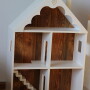 Biały drewniany duży domek do zabawy dla lalek. Ładny gustowny domek.