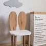 Drewniane mam krzesełko z uszami królika wykonane z drewna pomalowane częściowo na biało. Uszy drewniane i nogi w kolorze drewna.
