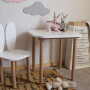 Biały stolik z drewnianymi nogami i krzesełko królik z białym siedziskiem i oparciem w kolorze białym.
