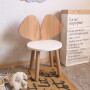 Drewniane małe krzesełko z uszami w kształcie myszki z białym siedziskiem i drewnianymi uszami.