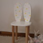 Ładne drewniane krzesełko z uszami w kształcie królika pomalowane na biało w kolorowe kropki, do pokoju dziewczynki lub chłopca.