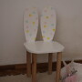 Ładne drewniane krzesełko z uszami w kształcie królika pomalowane na biało w kolorowe kropki, do pokoju dziewczynki lub chłopca.
