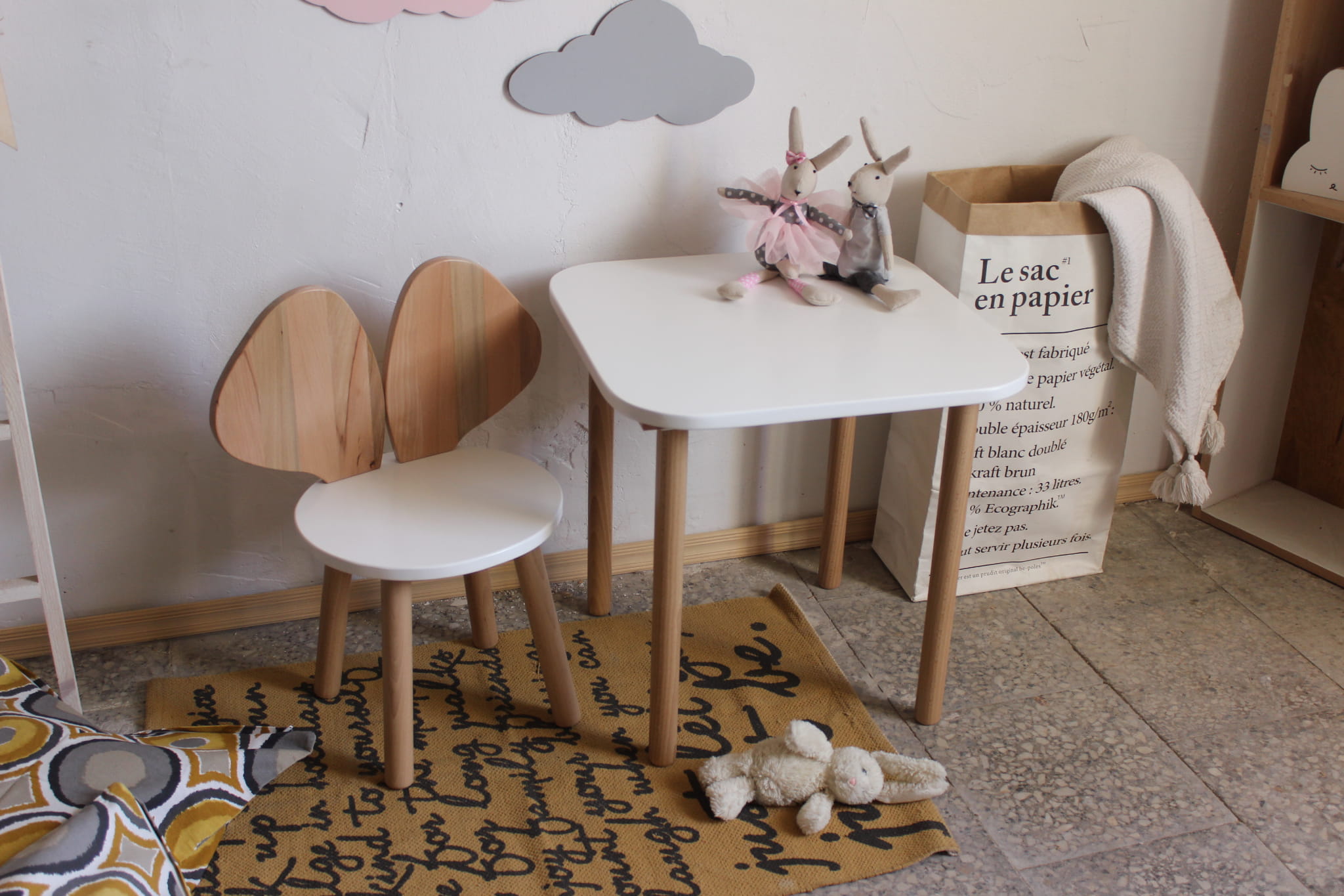 Urocze dziecięce krzesełko mysz na drewnianych nogach z oparciem z drewna bukowego w zestawie ze stolikiem w białym kolorze .