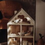 Kremowo beżowy domek dla lalek z frezowanym poddaszem i pokoikami