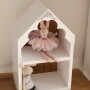 Biały drewniany domek dla lalek lub myszek. Frezowany w stylu vintage.