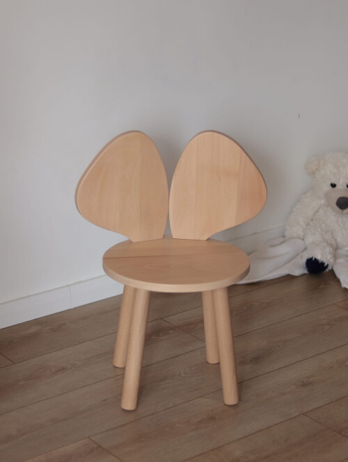 Drewniane małe krzesełko na drewnianych nogach z uszami w kształcie uszu myszki
