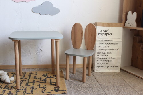 Biały stolik z drewnianymi nogami i krzesełko królik z białym siedziskiem i oparciem z drewna bukowego